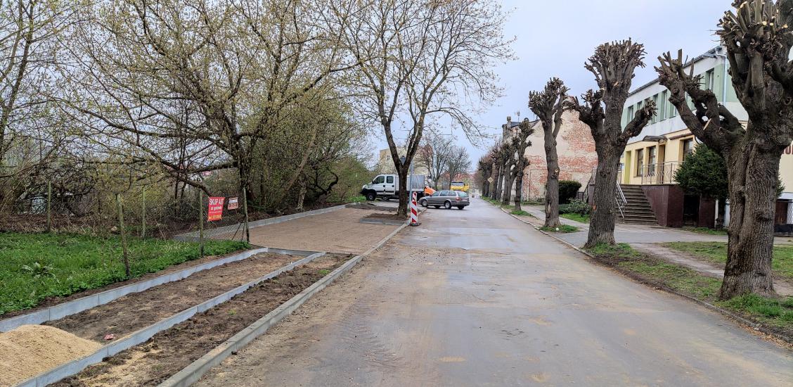 Nowy chodnik i parkingi w budowie