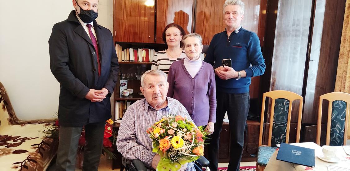 Wspólne zdjęcie jubilata z rodziną i Burmistrzem Sebastianem Witkiem fot. Marcin Catewicz