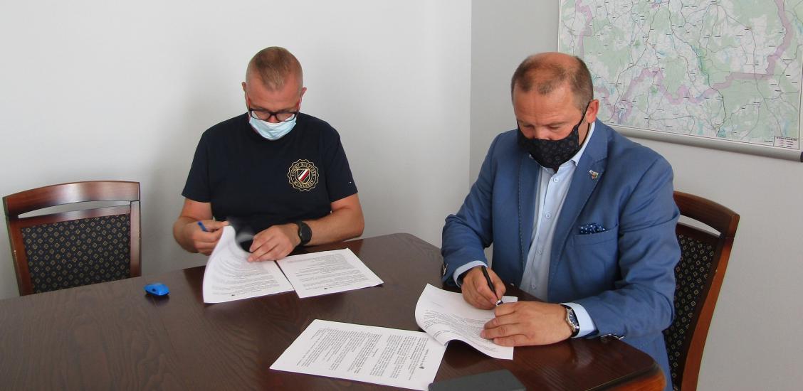 Podpisanie umowy z wykonawcą remontu boiska za połczyńską szkołą podstawową