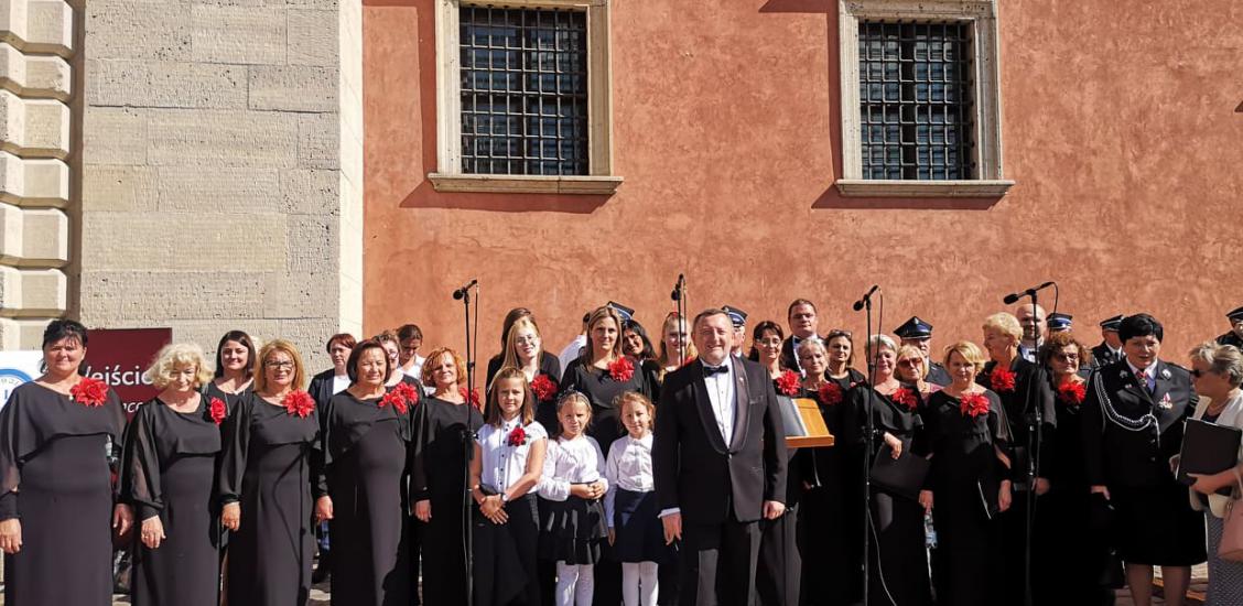 Kameralny Chór Mieszany "CANTUS" pod batutą Bolesława Kurka, działający przy Centrum Kultury w Połczynie-Zdroju, wziął udział w uroczystościach z okazji Jubileuszu 100-lecia ZOSP RP