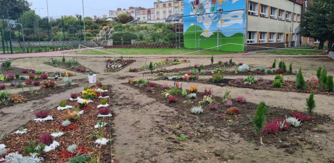 Teren za szkołą powoli jest zagospodarowanym