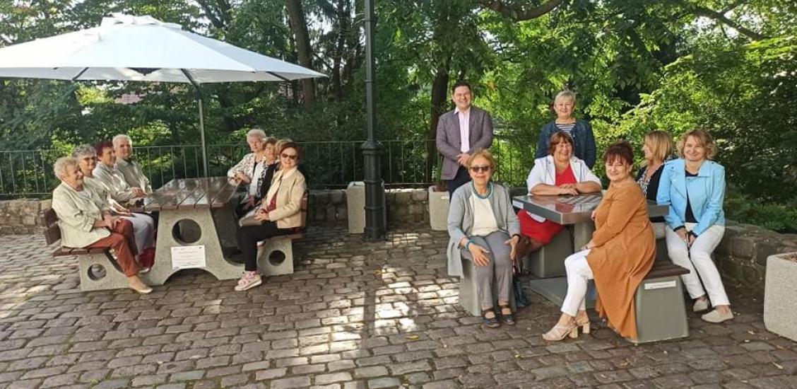 „Ławeczka dla Seniora” na zamkowym dziedzińcu