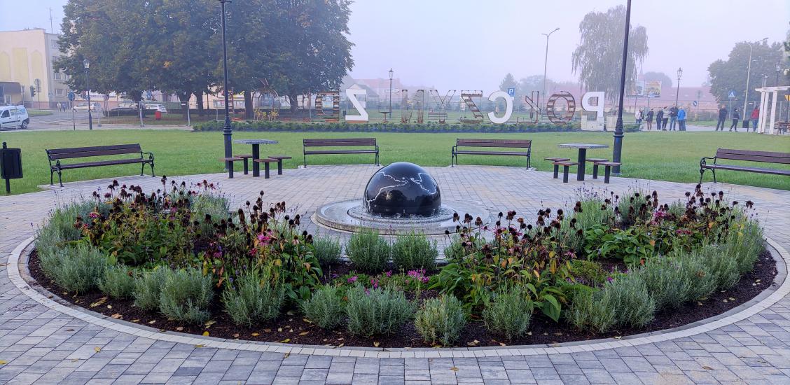 Centrum zrewitalizowanego Placu stanowi fontanna- globus