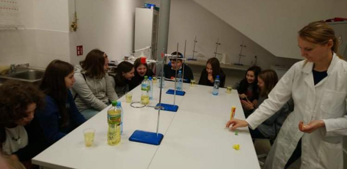 Eksperymenty w pracowni chemicznej