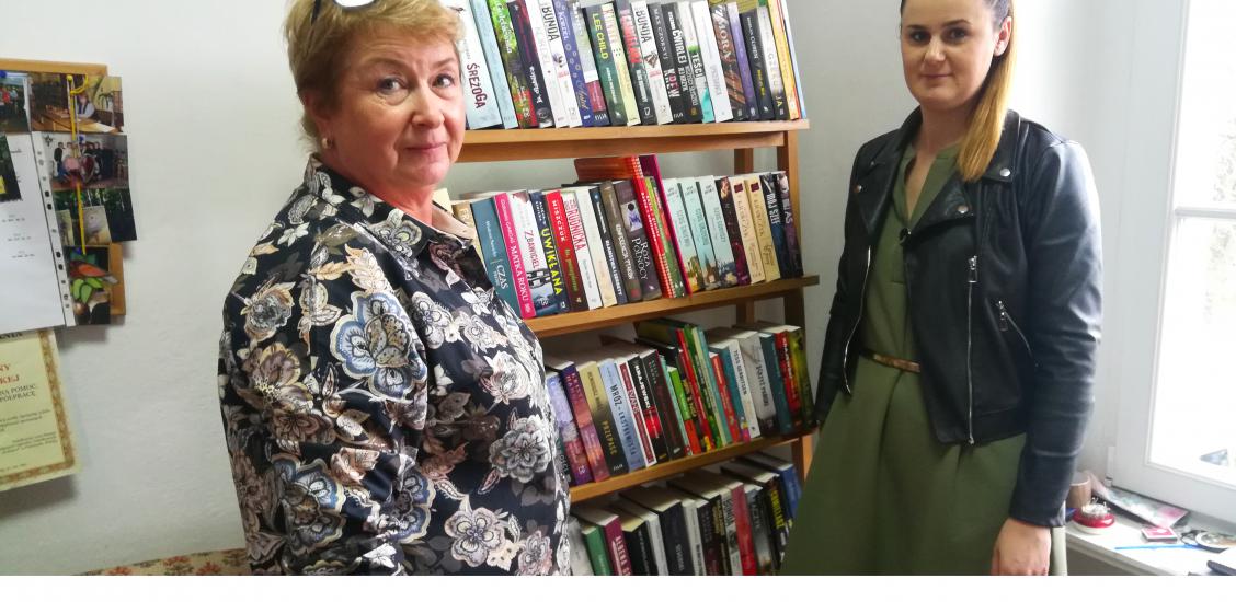 Koordynator Krystyna Zaniewska i bibliotekarka Alina Wacko - opiekun Klubu Młodego Czytelnika prezentują nowości wydawnicze w Bibliotece Publicznej im. Juliana Tuwima w Połczynie-Zdroju