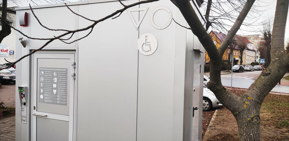 Nowoczesna toaleta publiczna stanęła w okolicy sklepu wielkopowierzchniowego