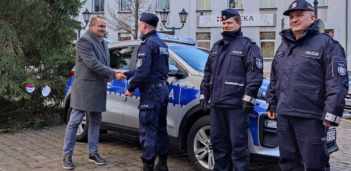 Oficjalne przekazanie auta na połczyńskim rynku