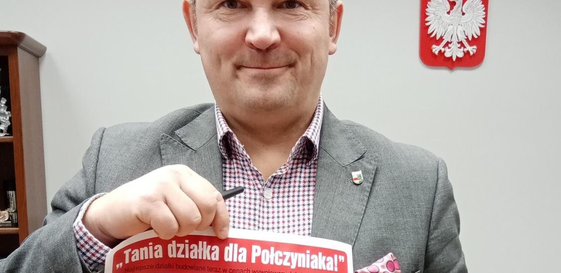 Burmistrz Sebastian Witek prezentuje plakat akcji
