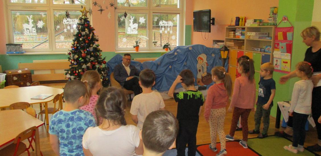 Kolejny gość czyta przedszkolakom „Pod Jarzębinką”