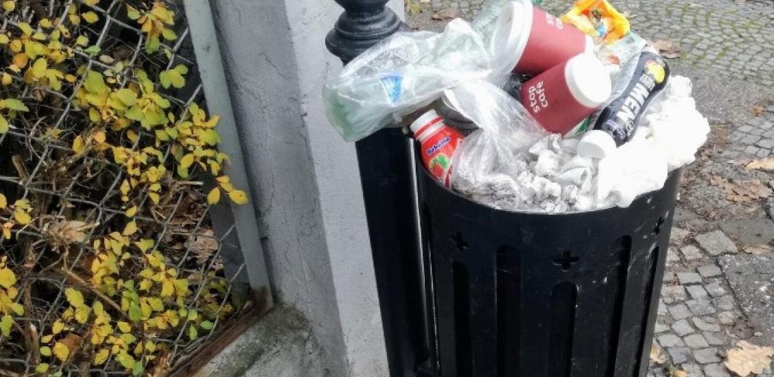 Problem z podrzucaniem śmieci do koszy miejskich