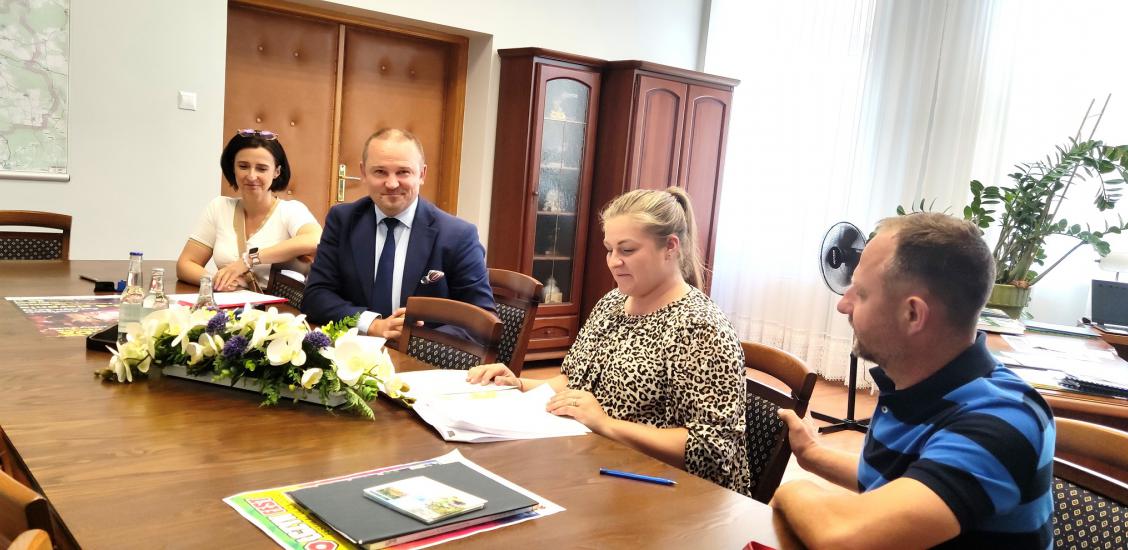 #POŁCZYNPLACBUDOWY „Modernizacja pomieszczeń w budynku domu kultury w Połczynie-Zdroju jako centrum krzewienia lokalnego dziedzictwa kulturalnego” to nazwa zadania, na które 26 lipca 2022 roku Burmistrz Połczyna-Zdroju Sebastian Witek podpisał umowę z firmą Darii i Tomasza Olejarz. Sporo już zostało zrobione, ale obiekt Centrum Kultury w pełni odzyskał dawny blask, potrzeba jeszcze sporo pracy. W planach jest m.in. rozebranie starych i niefunkcjonalnych już elementów, jak obicia ścian z płytek ceramicznyc