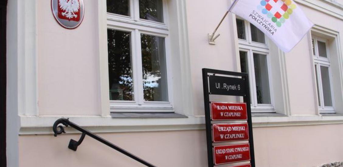 Chorągiew Szwajcarii Połczyńskiej na Urzędzie Miejskim w Czaplinku