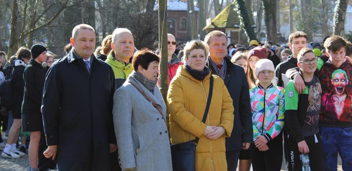 Uczestnicy Biegu Tropem Wilczym w Parku Zdrojowym w Połczynie-Zdroju