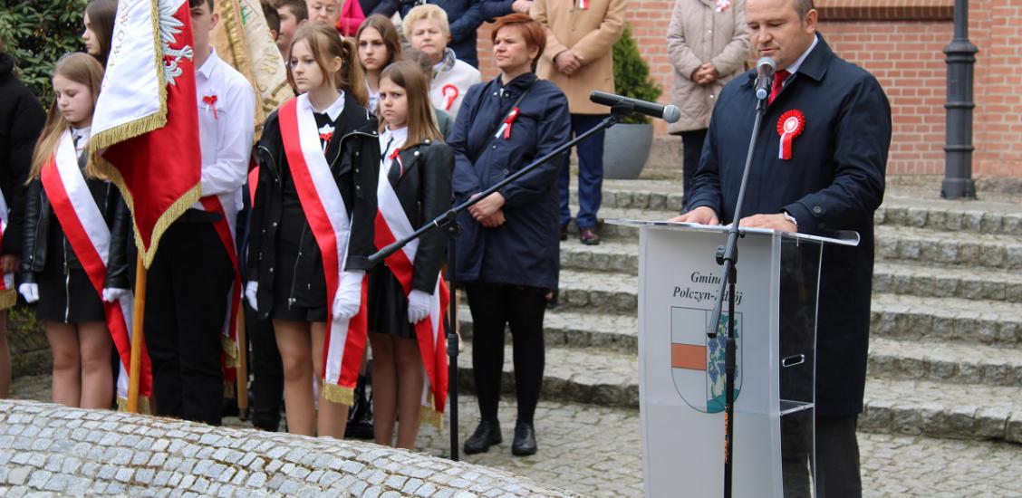 Burmistrz Sebastian Witek przemawia podczas uroczystości