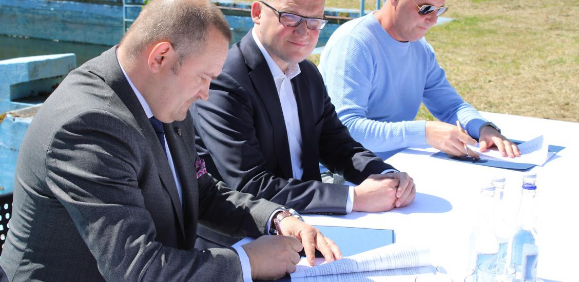 Burmistrz Sebastian Witek podpisuje umowę na realizację połczyńskiego basenu