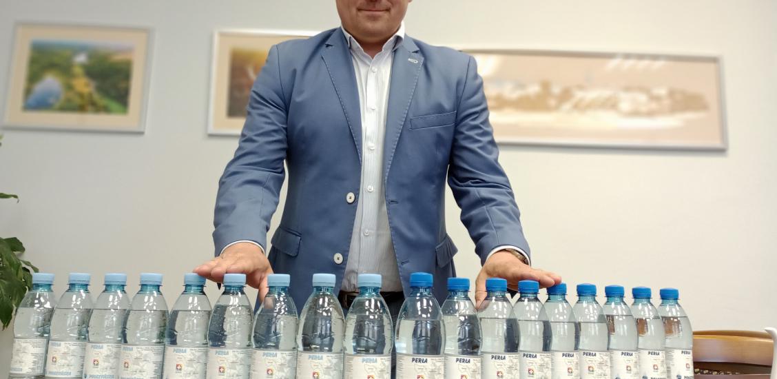Burmistrz Połczyna-Zdroju Sebastian Witek osobiście poleca picie zdrowej wody z połczyńskich źródeł