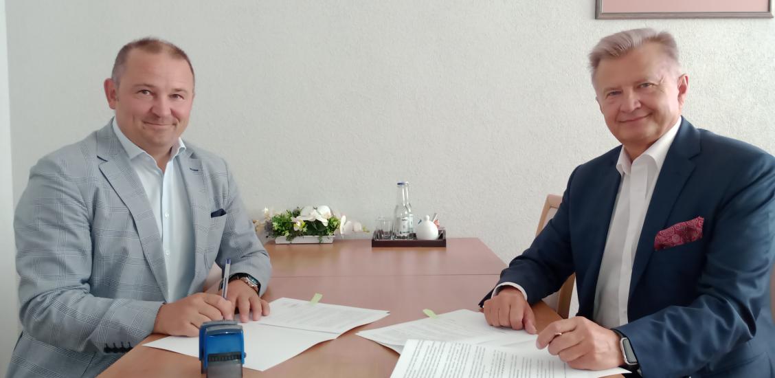 Burmistrz Sebastian Witek podczas podpisania umowy ze Stanisławem Wziątkiem w połczyńskim Ratuszu