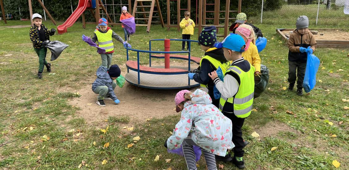 Sprzątanie wiejskiego  placu zabaw