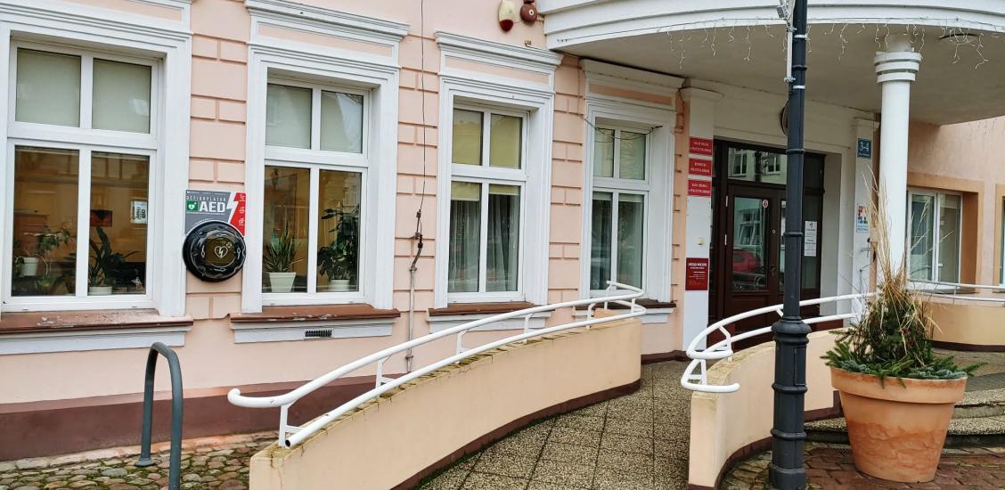 Instalacja zestawu AED na zewnątrz budynku Urzędu Miejskiego